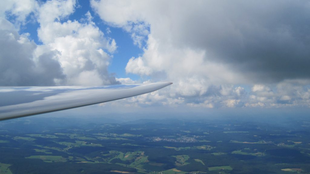 Segelflugzeug und Wolken